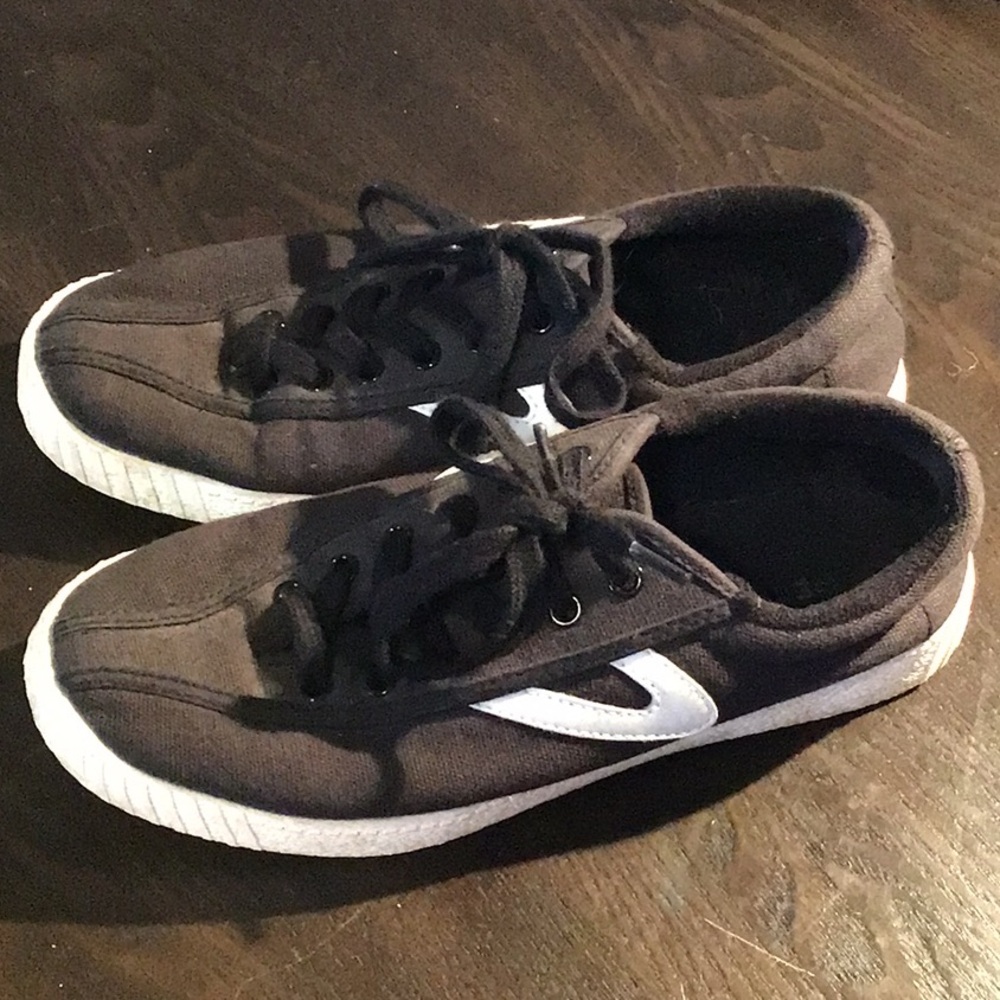 EUC Women’s 6 (37) Black Tretorn Tennis Shoes